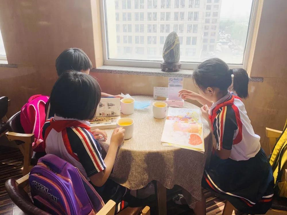 大手牽小手 溫情暖童心 —華百?gòu)V場(chǎng)攜手區(qū)婦聯(lián)、肯德基開展六一兒童節(jié)獻(xiàn)愛(ài)心活動(dòng)