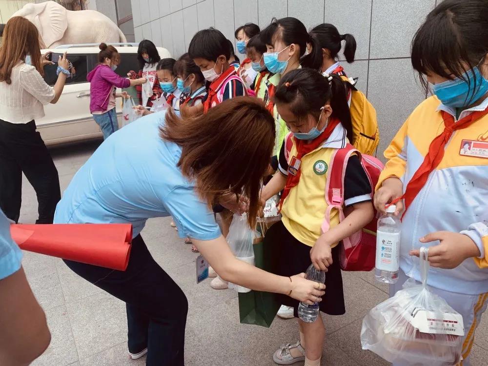 大手牽小手 溫情暖童心 —華百?gòu)V場(chǎng)攜手區(qū)婦聯(lián)、肯德基開展六一兒童節(jié)獻(xiàn)愛(ài)心活動(dòng)