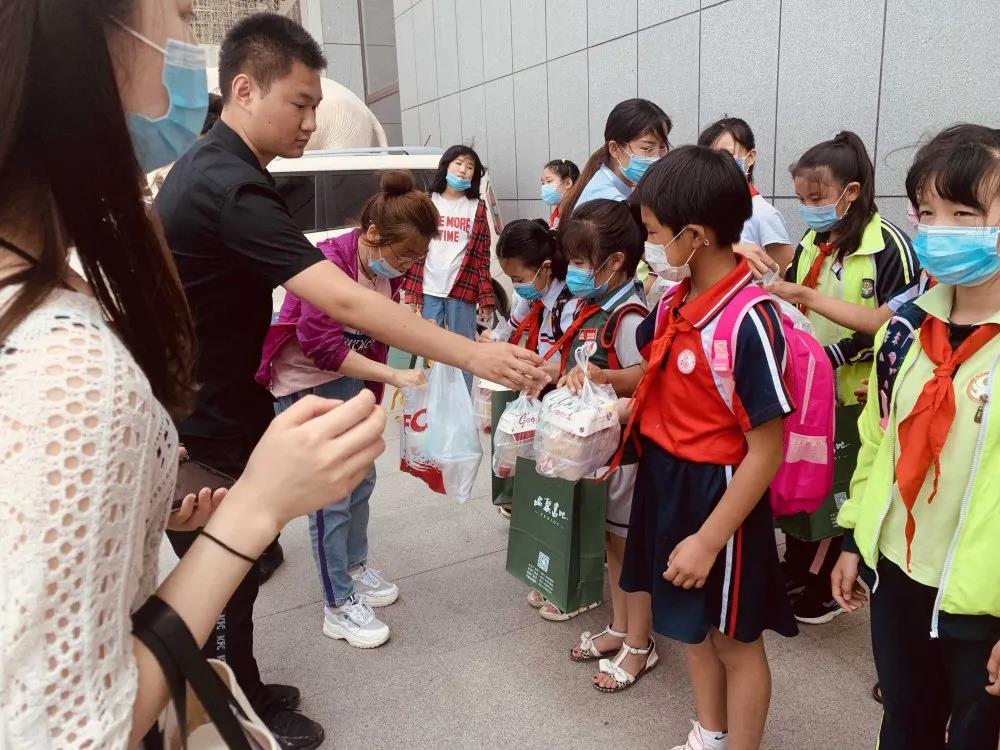 大手牽小手 溫情暖童心 —華百?gòu)V場(chǎng)攜手區(qū)婦聯(lián)、肯德基開展六一兒童節(jié)獻(xiàn)愛(ài)心活動(dòng)