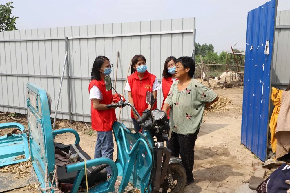 扶貧濟(jì)困獻(xiàn)愛心 真情幫扶暖人心 —長(zhǎng)田實(shí)業(yè)團(tuán)委開展“金暉助老?青年文明號(hào)送溫暖”活動(dòng)