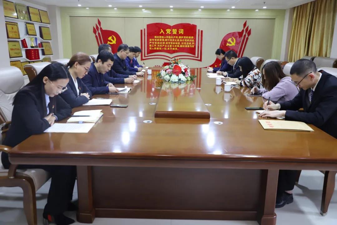 12月2日，長田實業(yè)黨支部在黨員會議室召開黨員大會，討論李少峰等3名預(yù)備黨員轉(zhuǎn)正事宜。濟(jì)北開發(fā)區(qū)黨建辦李陽同志、趙亞中同志到會指導(dǎo)。長田實業(yè)黨員、預(yù)備黨員參加會議，黨支部書記張勇主持會議。  