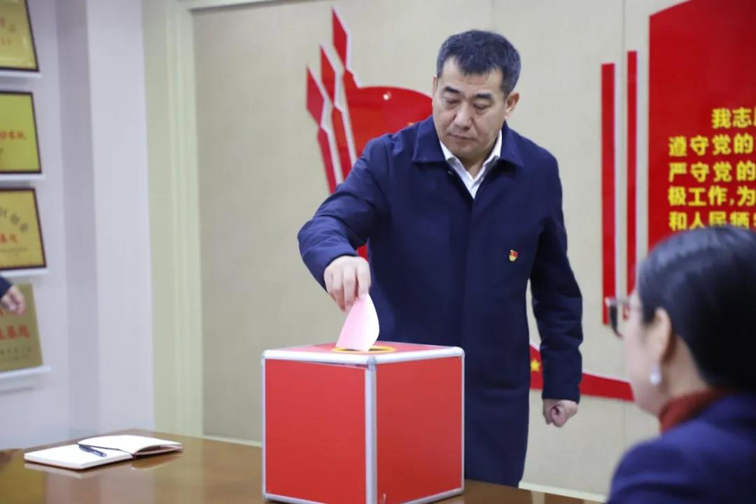 12月2日，長田實業(yè)黨支部在黨員會議室召開黨員大會，討論李少峰等3名預(yù)備黨員轉(zhuǎn)正事宜。濟(jì)北開發(fā)區(qū)黨建辦李陽同志、趙亞中同志到會指導(dǎo)。長田實業(yè)黨員、預(yù)備黨員參加會議，黨支部書記張勇主持會議。  