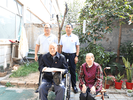 長田實業(yè)黨支部書記張勇為老黨員佩戴黨徽 為老人送去祝福