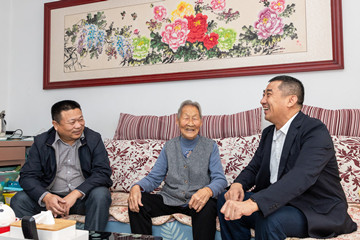 歲月含香 愛(ài)在重陽(yáng)——濟(jì)陽(yáng)區(qū)民政局?jǐn)y手長(zhǎng)田實(shí)業(yè)走訪慰問(wèn)高齡老人