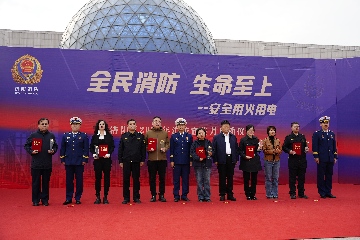 【長(zhǎng)田榮耀】筑牢安全防線(xiàn) 護(hù)航發(fā)展大局——濟(jì)陽(yáng)區(qū)2025年消防宣傳月啟動(dòng)儀式隆重舉 長(zhǎng)田實(shí)業(yè)獲雙重榮譽(yù)！